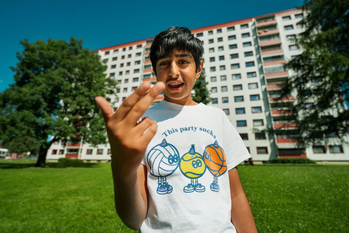 Kaveh Tehranis «Hør her'a!» får kinopremiere 15. september, etter å ha åpnet Haugesund-festivalen 20. august. Forfilmen kjøres før komikioskvelteren «Barbie». Foto: Arthaus / NTB