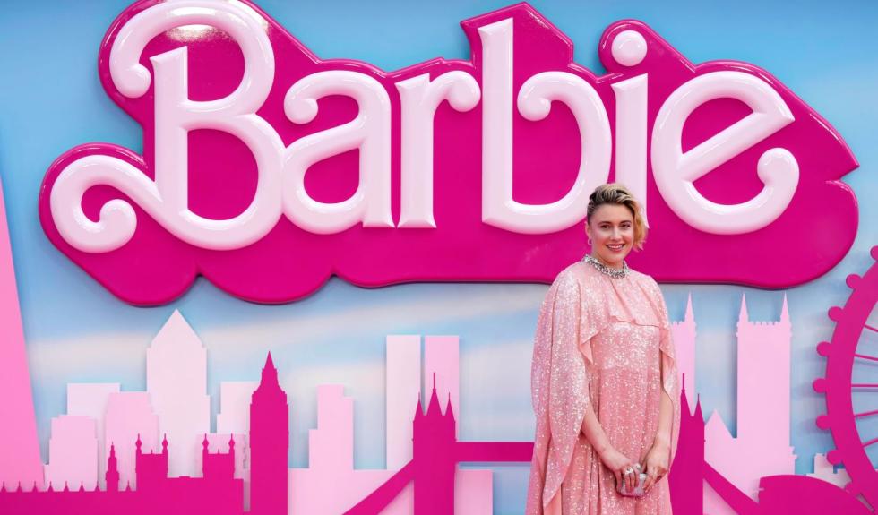 «Barbie» og regissør Greta Gerwig: Det er første gang en film regissert av en kvinne har passert milliarden. Milepælen nås 17 dager etter premieren, som var 21. juli.